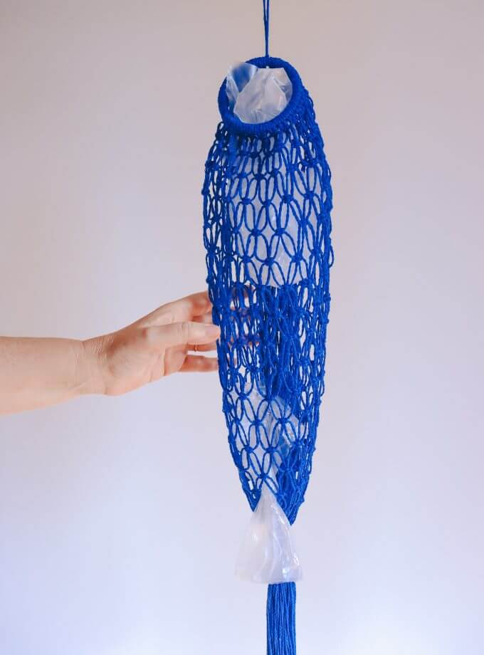 Dispensador/organizador de sacos plásticos feito com fio de macramé azul
