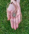 Colar ajustável em micro macramé com cristal Fluorita Verde