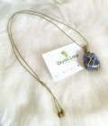 Colar ajustável com cristal Sodalita em micro macramé
