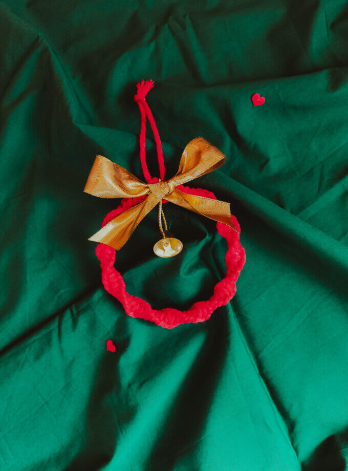 Grinalda para pendurar na árvore de Natal feita em macramé na cor vermelha