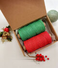 Caixa com 2 bobines de fio de macramé com lux verde e vermelho